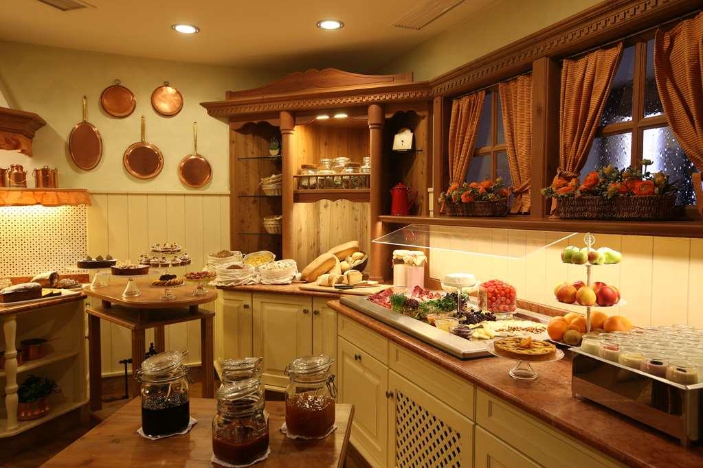 Alpen Suite Hotel Madonna di Campiglio Restaurant photo